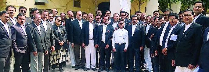 The attorney's team attacked the District Collector's office | वकील संघाची जिल्हाधिकारी कार्यालयावर धडक The attorney's team attacked the District Collector's office | वकील संघाची जिल्हाधिकारी कार्यालयावर धडक