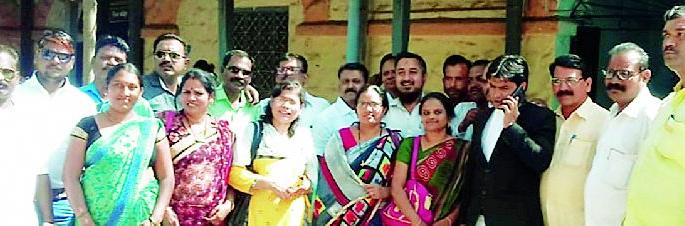 'EVM' clashes with Bharip-bomb attack | ‘ईव्हीएम’ बंदसाठी भारिप-बमसंची कचेरीवर धडक 'EVM' clashes with Bharip-bomb attack | ‘ईव्हीएम’ बंदसाठी भारिप-बमसंची कचेरीवर धडक