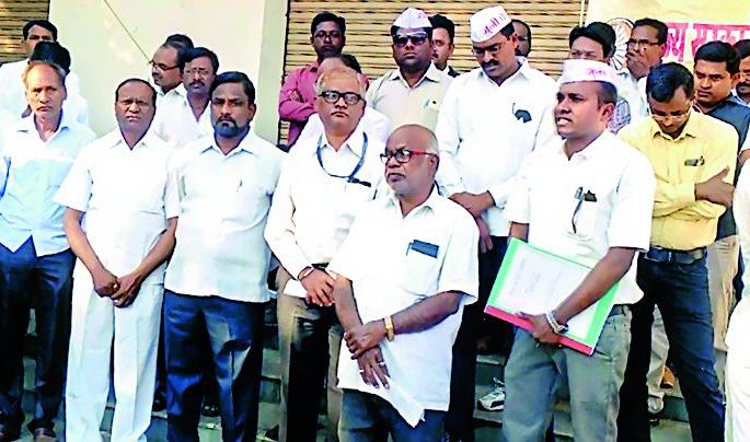 State Government employees' dams | राज्य सरकारी कर्मचाऱ्यांचे धरणे