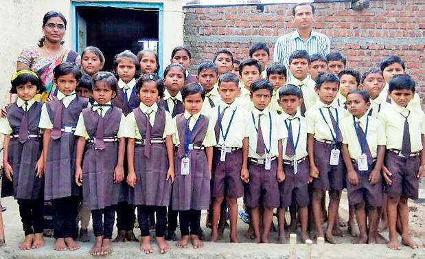 Half of the students are still without uniform | अद्याप अर्धे विद्यार्थी गणवेशाविनाच Half of the students are still without uniform | अद्याप अर्धे विद्यार्थी गणवेशाविनाच