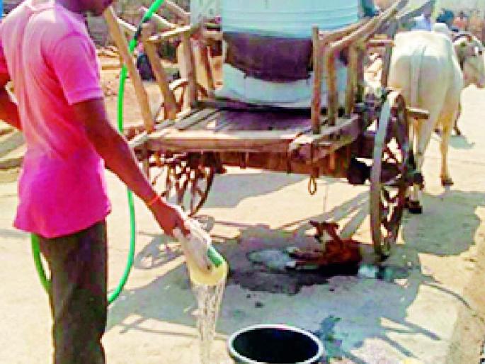 Water for the ... Adla Narayan Dhari Tank of the tanker | पाण्यासाठी...अडला नारायण धरी टँकरवाल्यांचे पाय Water for the ... Adla Narayan Dhari Tank of the tanker | पाण्यासाठी...अडला नारायण धरी टँकरवाल्यांचे पाय