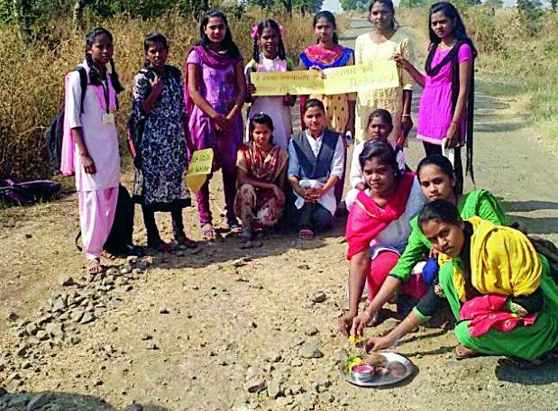Worship of the road for emission of pits | खड्डेमुक्तीसाठी रस्त्याची पूजा