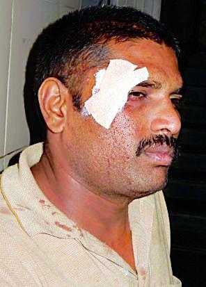 Polisara sword, knife attack | पोलिसावर तलवार, चाकूने हल्ला