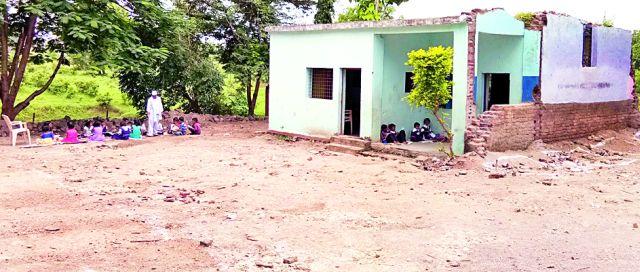 At the opening of the school in Hingani | हिंगणी येथील शाळा उघड्यावरच