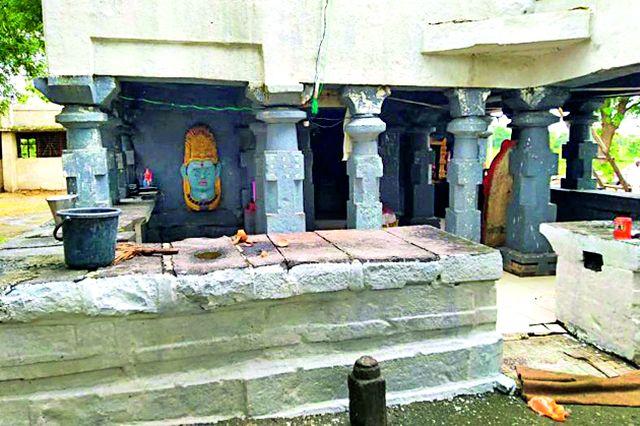 In the Yelabara temple, devotees of the temple | येळाबारा मंदिरात भाविकांची मांदियाळी In the Yelabara temple, devotees of the temple | येळाबारा मंदिरात भाविकांची मांदियाळी