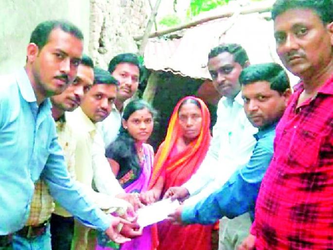 Family in distress due to employee death | कर्मचाऱ्याच्या मृत्यूने कुटुंब संकटात Family in distress due to employee death | कर्मचाऱ्याच्या मृत्यूने कुटुंब संकटात