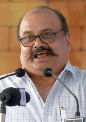 Identify the obligations and the responsibility by the media | साहित्य संमेलनातील ‘टॉक शो; माध्यमांनी बांधीलकी आणि जबाबदारी ओळखावी Identify the obligations and the responsibility by the media | साहित्य संमेलनातील ‘टॉक शो; माध्यमांनी बांधीलकी आणि जबाबदारी ओळखावी