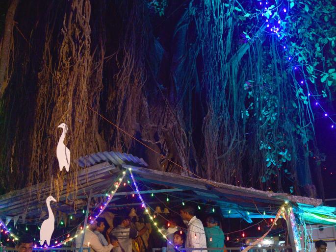 The feelings expressed by the people of Kankavlivali ramley memories, bypassing the tree | कणकवलीवासीय रमले आठवणींच्या हिंदोळ्यावर, वटवृक्षाला अलविदा करताना व्यक्त केल्या भावना