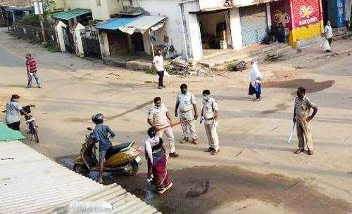 Burglary at Coronagrasta's home; Lampas with gold and silver ornaments worth Rs 1.5 lakh | कोरोनाग्रस्ताच्या घरी चोरी; दीड लाखांसह सोन्या-चांदीचे दागिने लंंपास