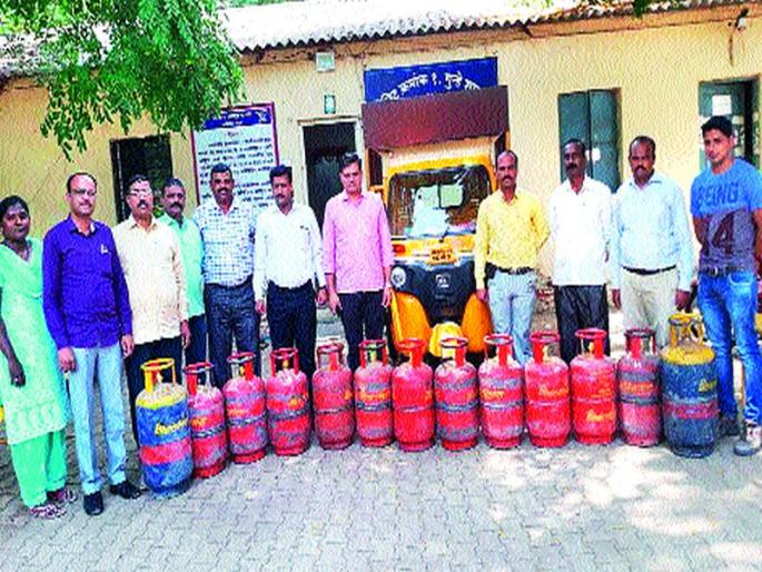 Stole gas and stole it in the cylinders | गॅस चोरून सिलिंडरमध्ये भरणाऱ्यास अटक Stole gas and stole it in the cylinders | गॅस चोरून सिलिंडरमध्ये भरणाऱ्यास अटक