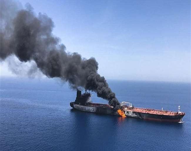 attack on oil tankers in Oman's creek; A lot of fire in the sea | ओमानच्या खाडीमध्ये तेलवाहू जहाजांवर पुन्हा हल्ले; भर समुद्रात उठले आगीचे लोट