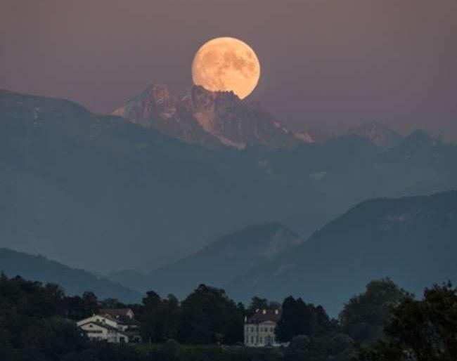Full Harvest Moon to rise today; Americans in Fear; $ 900 million in losses | आज दिसणार 'फुल हार्वेस्ट मून'; अमेरिकन भयभीत; 900 दशलक्ष डॉलरचे होणार नुकसान Full Harvest Moon to rise today; Americans in Fear; $ 900 million in losses | आज दिसणार 'फुल हार्वेस्ट मून'; अमेरिकन भयभीत; 900 दशलक्ष डॉलरचे होणार नुकसान