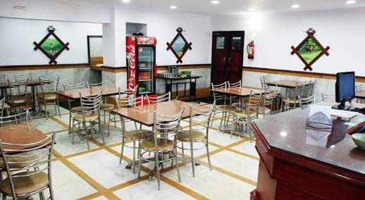 Corona virus : Hotel business collapsed during lockdown in pune city | अबब! दरमहा १६० कोटींचे नुकसान; पुण्यातील हॉटेल व्यावसायिकांचे लॉकडाऊनने मोडले कंबरडे Corona virus : Hotel business collapsed during lockdown in pune city | अबब! दरमहा १६० कोटींचे नुकसान; पुण्यातील हॉटेल व्यावसायिकांचे लॉकडाऊनने मोडले कंबरडे