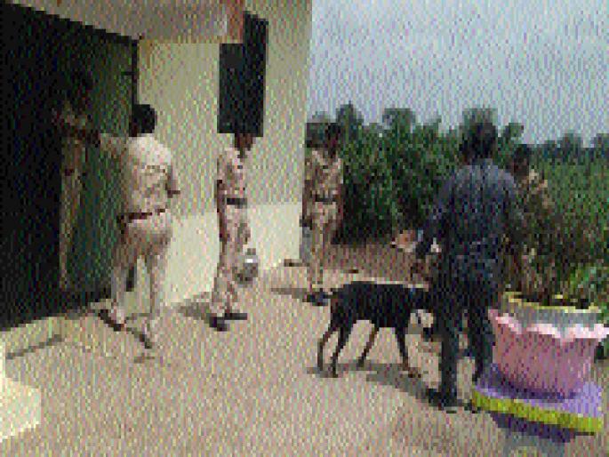 Thieves smoke in coal tar; Five houses were demolished | कोळगावात चोरट्यांचा धुमाकूळ; पाच घरे फोडली Thieves smoke in coal tar; Five houses were demolished | कोळगावात चोरट्यांचा धुमाकूळ; पाच घरे फोडली