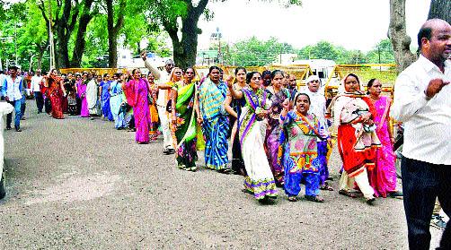 Attack women in the crowd | सटाण्यात महिलांचा हल्लाबोल Attack women in the crowd | सटाण्यात महिलांचा हल्लाबोल