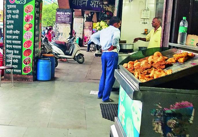 Nagpur railway station; The dust on the roadside Samosa, Kachori | नागपूर रेल्वेस्थानक; रस्त्यावरील धूळ समोसा, कचोरीवर Nagpur railway station; The dust on the roadside Samosa, Kachori | नागपूर रेल्वेस्थानक; रस्त्यावरील धूळ समोसा, कचोरीवर