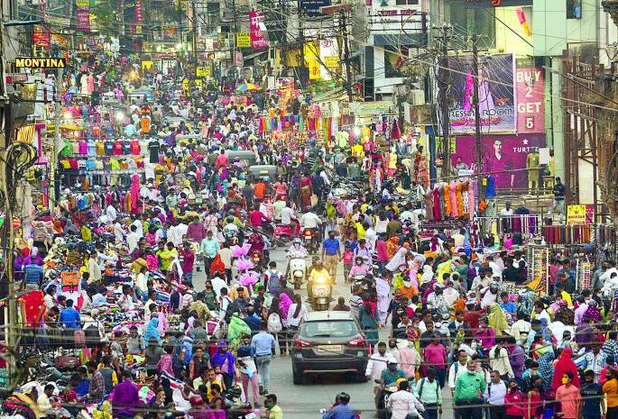 Markets are full against the backdrop of lockdown | लॉकडाऊनच्या पार्श्वभूमीवर नागपुरात बाजारपेठा फुल्ल 
