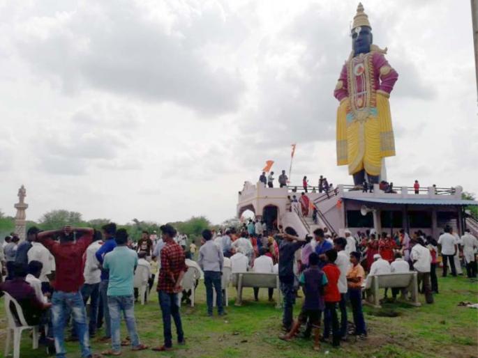 Devotees worshiped lord Vitthala for water | ‘नको सोन्या-चांदीचे दान; फक्त भिजव तहानलेले रान’ Devotees worshiped lord Vitthala for water | ‘नको सोन्या-चांदीचे दान; फक्त भिजव तहानलेले रान’