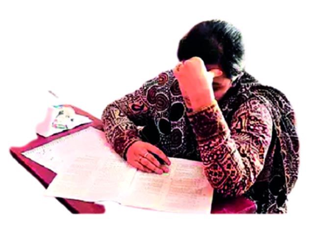 If the exam is postponed, the age also goes away! The grief of angry students | परीक्षा पुढे ढकलली की वयही निघून जातं! संतप्त विद्यार्थ्यांची खंत If the exam is postponed, the age also goes away! The grief of angry students | परीक्षा पुढे ढकलली की वयही निघून जातं! संतप्त विद्यार्थ्यांची खंत