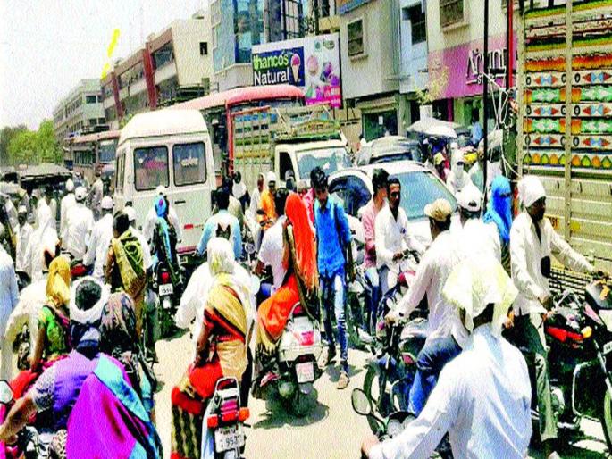 Traffic movement from Moospool to Tea Aupura | मोसमपूल ते टेहरे चौफुलीपर्यंत वाहतूक कोंडी Traffic movement from Moospool to Tea Aupura | मोसमपूल ते टेहरे चौफुलीपर्यंत वाहतूक कोंडी