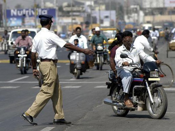 Surprise... the driver of the car fined without helmet | आश्चर्य...हेल्मेट न घातल्याचा कार चालकाला दंड