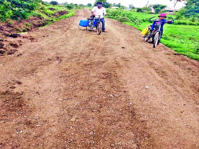 Doctor stays dressed in a self-arranged road | डॉक्टरने स्वखर्चाने केली रस्त्याची मलमपट्टी