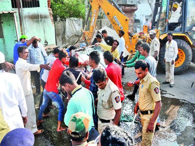 Ganjmala, Bhadrakali's religious places were destroyed by compromise; Confusion by the citizens protest | गंजमाळ, भद्रकालीतील धार्मिक स्थळे बंदोबस्तात हटविली ; नागरिकांनी विरोध केल्याने गोंधळ Ganjmala, Bhadrakali's religious places were destroyed by compromise; Confusion by the citizens protest | गंजमाळ, भद्रकालीतील धार्मिक स्थळे बंदोबस्तात हटविली ; नागरिकांनी विरोध केल्याने गोंधळ