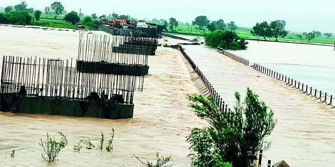 Heavy rains hit the district | जिल्ह्याला अतिवृष्टीचा तडाखा