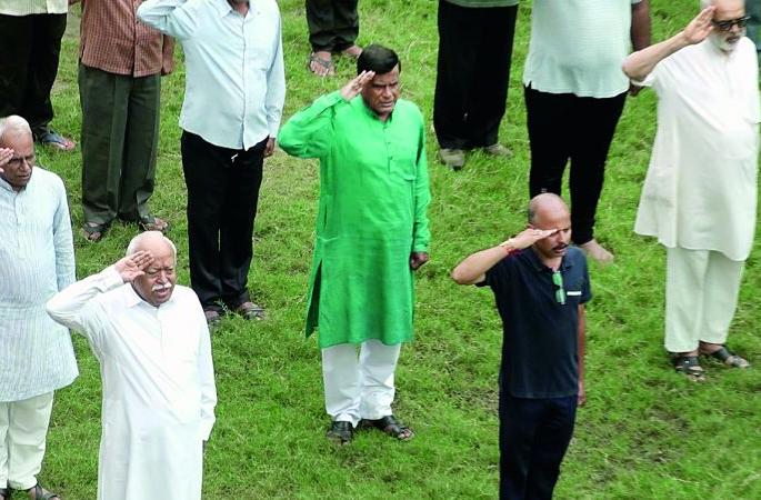 The Tricolor was hoisted at the Sangh headquarters in the presence of the Sarsangh leaders | सरसंघचालकांच्या उपस्थितीत संघ मुख्यालयात फडकला तिरंगा The Tricolor was hoisted at the Sangh headquarters in the presence of the Sarsangh leaders | सरसंघचालकांच्या उपस्थितीत संघ मुख्यालयात फडकला तिरंगा