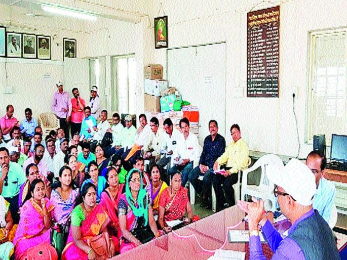 The voters begin the distribution of identity identification cards | नवमतदारांना निवडणूक ओळखपत्र वाटप सुरू The voters begin the distribution of identity identification cards | नवमतदारांना निवडणूक ओळखपत्र वाटप सुरू