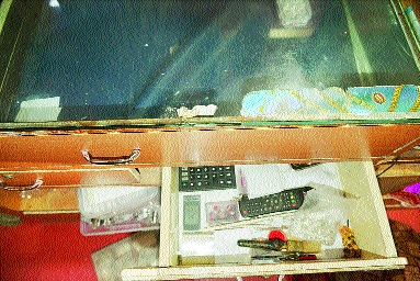 Aurangabad, a jewelery shop, broke into a jewelery store, six kg of silver lamps | औरंगाबादेत सराफाचे दुकान फोडून सहा किलो चांदी लंपास Aurangabad, a jewelery shop, broke into a jewelery store, six kg of silver lamps | औरंगाबादेत सराफाचे दुकान फोडून सहा किलो चांदी लंपास