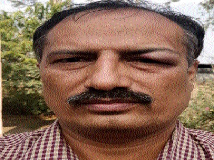 BJP officials beat up bank manager | भाजप पदाधिकाऱ्याची बँक व्यवस्थापकाला मारहाण BJP officials beat up bank manager | भाजप पदाधिकाऱ्याची बँक व्यवस्थापकाला मारहाण