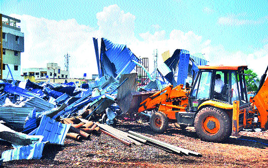 The bay leaves were scratched; DEBREES MANUFACTURING | खाडी झाली भंगारमुक्त; डेब्रीज खतप्रकल्पावर The bay leaves were scratched; DEBREES MANUFACTURING | खाडी झाली भंगारमुक्त; डेब्रीज खतप्रकल्पावर