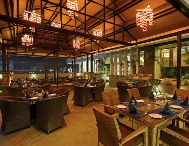 Sword of license fee hanging on hoteliers; No concession decision | हॉटेल व्यावसायिकांवर परवाना शुल्काची टांगती तलवार ; सवलतीचा निर्णय नाही Sword of license fee hanging on hoteliers; No concession decision | हॉटेल व्यावसायिकांवर परवाना शुल्काची टांगती तलवार ; सवलतीचा निर्णय नाही