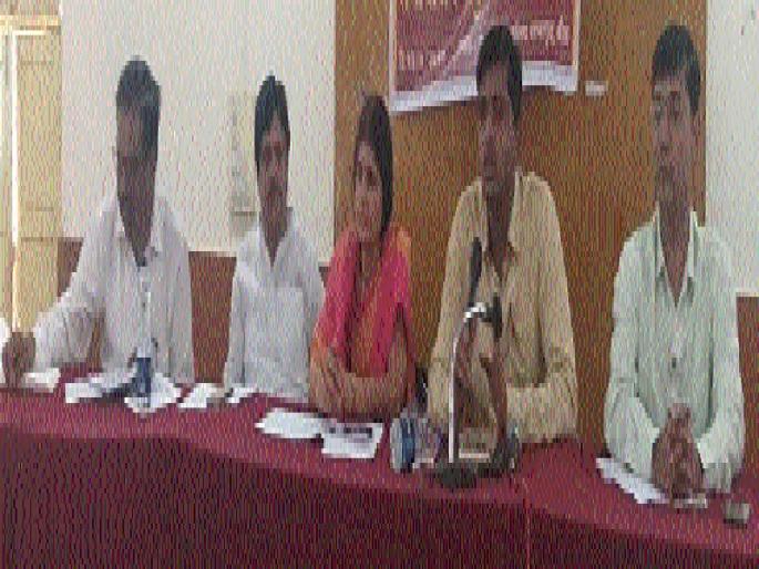 No teacher in ZP is extra in Beed district | जि.प.चा एकही शिक्षक बीड जिल्ह्यात अतिरिक्त नाही