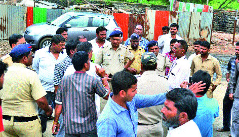 The watchman squad to stop the scrap market | भंगार बाजाराला प्रतिबंध घालण्यासाठी टेहळणी पथक The watchman squad to stop the scrap market | भंगार बाजाराला प्रतिबंध घालण्यासाठी टेहळणी पथक