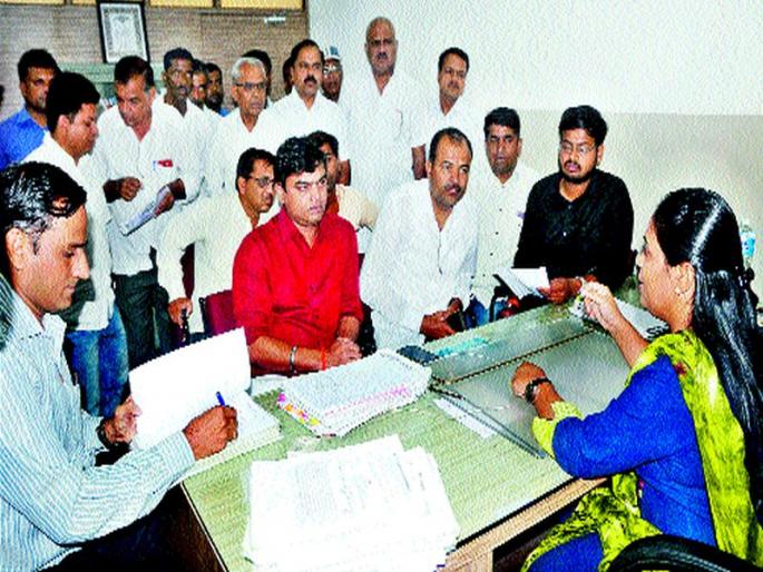 Parents and students run for parental registration | जातपडताळणीसाठी पालक व विद्यार्थ्यांची धावाधाव Parents and students run for parental registration | जातपडताळणीसाठी पालक व विद्यार्थ्यांची धावाधाव