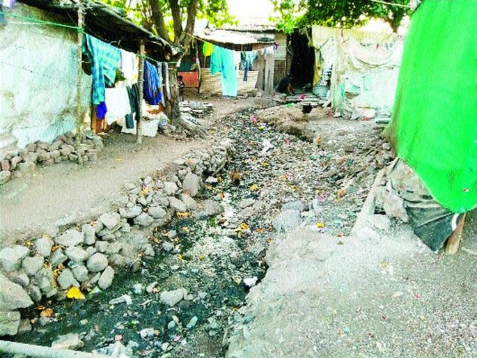 Shivajiwadi deprived of basic amenities | शिवाजीवाडी मूलभूत सोयीसुविधांपासून वंचित  Shivajiwadi deprived of basic amenities | शिवाजीवाडी मूलभूत सोयीसुविधांपासून वंचित