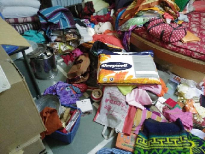 At Ambad, the house of a merchant house was reduced to six lakh rupees | अंबड येथे व्यापाऱ्याचे घर फोडून सहा लाखांचा ऐवज लांबविला At Ambad, the house of a merchant house was reduced to six lakh rupees | अंबड येथे व्यापाऱ्याचे घर फोडून सहा लाखांचा ऐवज लांबविला