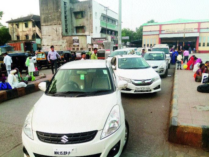 Obstruction of vehicles in the 'drop and go' space | ‘ड्रॉप अॅण्ड गो’ जागेतच वाहने उभी केल्याने अडथळा Obstruction of vehicles in the 'drop and go' space | ‘ड्रॉप अॅण्ड गो’ जागेतच वाहने उभी केल्याने अडथळा