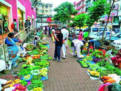 Vegetable hamper on the road in Hirawadi | हिरावाडीत रस्त्यावर भाजीबाजाराने अडथळा Vegetable hamper on the road in Hirawadi | हिरावाडीत रस्त्यावर भाजीबाजाराने अडथळा