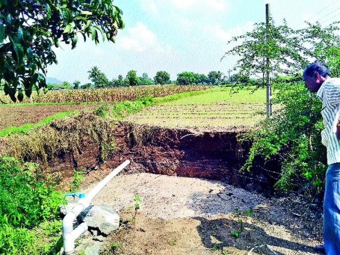 The protective ring of the well was knocked out | विहिरीची संरक्षक रिंग खचली  The protective ring of the well was knocked out | विहिरीची संरक्षक रिंग खचली