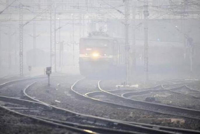 8 trains Late in sub-capital due to fog | धुक्यामुळे उपराजधानीतील ८ रेल्वेगाड्या ‘लेट’ 8 trains Late in sub-capital due to fog | धुक्यामुळे उपराजधानीतील ८ रेल्वेगाड्या ‘लेट’