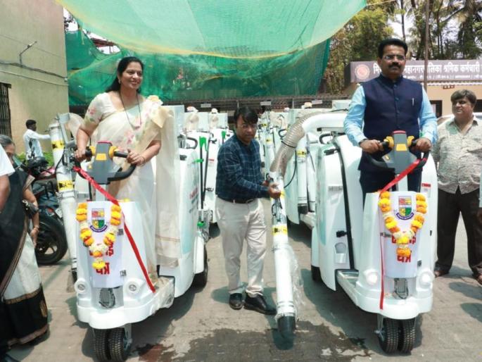 In Mira Bhayander roads and footpaths will now be shiny 12 mechanical cleaning vehicles introduced in the municipality | मीरा भाईंदर मध्ये आता रस्ते-पदपथ राहणार चकाचक ; १२ यांत्रिक सफाई वाहने पालिकेत दाखल  In Mira Bhayander roads and footpaths will now be shiny 12 mechanical cleaning vehicles introduced in the municipality | मीरा भाईंदर मध्ये आता रस्ते-पदपथ राहणार चकाचक ; १२ यांत्रिक सफाई वाहने पालिकेत दाखल