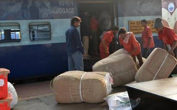 Book luggage at home; Railway contract with a private company | घरबसल्या करा सामानाचे बुकिंग; रेल्वेचा खासगी कंपनीसोबत करार