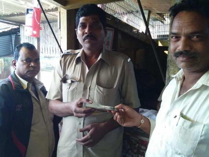 The honesty of the bus driver: 50 thousand Rupees lying in Gadchiroli-Nagpur bus | बसवाहकाचा प्रामाणिकपणा : परत केले गडचिरोली-नागपूर बसमध्ये पडलेले ५० हजार रुपये The honesty of the bus driver: 50 thousand Rupees lying in Gadchiroli-Nagpur bus | बसवाहकाचा प्रामाणिकपणा : परत केले गडचिरोली-नागपूर बसमध्ये पडलेले ५० हजार रुपये