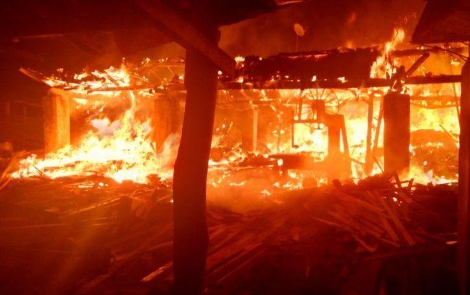 In the fire in Nagpur, four Aara machines burnt in Mahalgaon | नागपुरात लागलेल्या आगीत महालगाव येथील चार आरामशीन खाक In the fire in Nagpur, four Aara machines burnt in Mahalgaon | नागपुरात लागलेल्या आगीत महालगाव येथील चार आरामशीन खाक