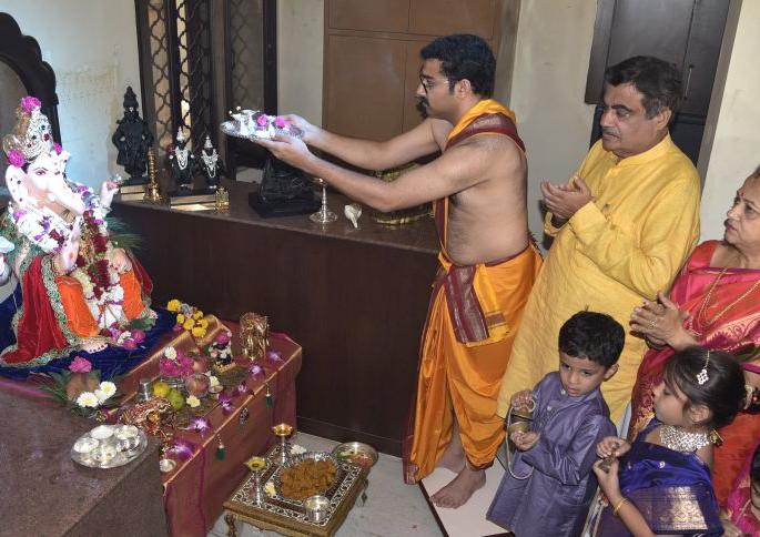 Ganesh Chaturthi 2018; 'Bhakti' at Nitin Gadkari's residence | Ganesh Chaturthi 2018; नितीन गडकरींच्या निवासस्थानी गणरायाची ‘भक्ती’ Ganesh Chaturthi 2018; 'Bhakti' at Nitin Gadkari's residence | Ganesh Chaturthi 2018; नितीन गडकरींच्या निवासस्थानी गणरायाची ‘भक्ती’