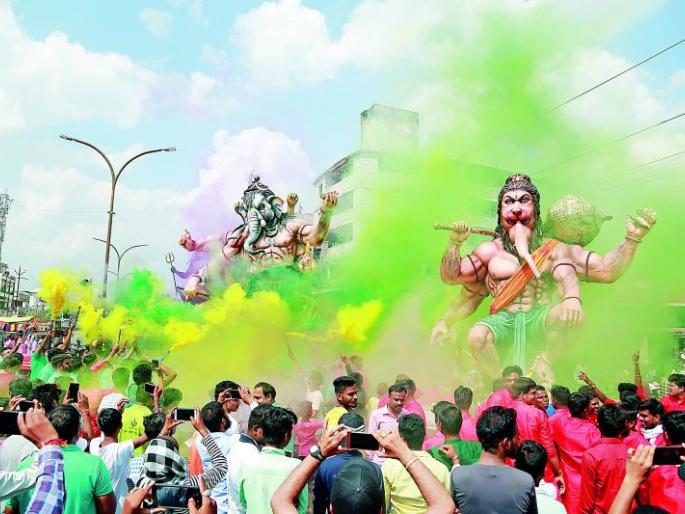 Ganesh Chaturthi 2018: Arrival of the Sukhakarta across the road obstacles in Orange City | Ganesh Chaturthi 2018 : रस्त्यांचे विघ्न ओलांडून सुखकर्त्याचे संत्रानगरीत आगमन Ganesh Chaturthi 2018: Arrival of the Sukhakarta across the road obstacles in Orange City | Ganesh Chaturthi 2018 : रस्त्यांचे विघ्न ओलांडून सुखकर्त्याचे संत्रानगरीत आगमन