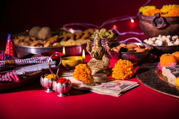 Use Indian-made items; Cat's appeal to customers | भारतीय बनावटीच्या वस्तूंचा वापर करा; कॅटचे ग्राहकांना आवाहन Use Indian-made items; Cat's appeal to customers | भारतीय बनावटीच्या वस्तूंचा वापर करा; कॅटचे ग्राहकांना आवाहन